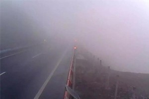 冬日駕車出行遇到團(tuán)霧怎么辦？學(xué)會這7招或許能保命！
