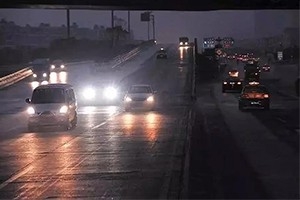 夜間開車?yán)纤緳C(jī)都懂：走灰不走白，見黑停下來！