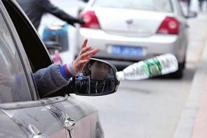 開車時這個小動作要當(dāng)心！雖然不起眼但后果很嚴(yán)重！