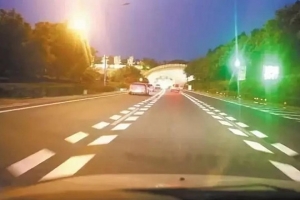 跑高速，遇到這種魚骨狀標(biāo)線千萬要注意