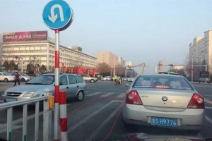 車主請注意！路口不要這樣轉(zhuǎn)彎，一旦被發(fā)現(xiàn)，扣8分罰500元